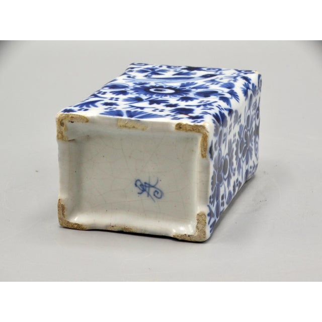 Blue 19th-Century English Delft Tea Caddy With Rampart Lions Hand Painted For Sale - Image 8 of 9