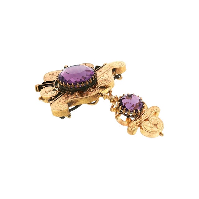 Victorian Late 19th Century Victorian 14k Yellow Gold Hand Engraved Amethyst Brooch For Sale - Image 3 of 5
