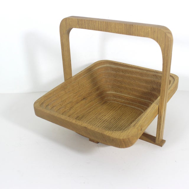 Vintage oak wood collapsible fruit basket. Cut from one piece of wood. In very good vintage condition, with no damage...