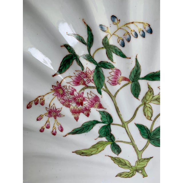 Chinoiserie Vintage Wong Lee Decorative Chinoiserie Scalloped Shell Bowl, Plate Styled After Royal Copenhagen’s ‘Flora Danica' For Sale - Image 3 of 12