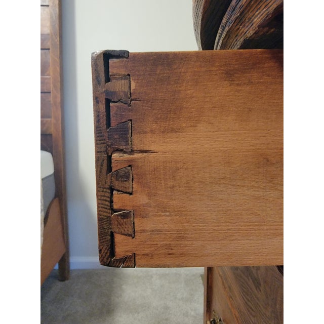 Wood Antique Quarter-Sawn Tiger Oak Dresser With Original Beveled Mirror, C. 1900–1915 For Sale - Image 7 of 18