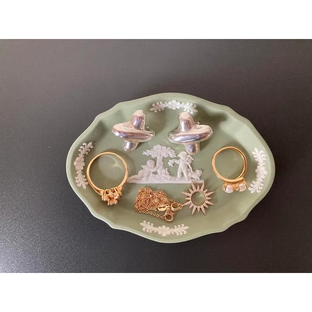 Mid 20th Century Mid 20th Century English Wedgwood Jasperware Sage Green Jewelry Dish With Neoclassical Cherub Design For Sale - Image 5 of 12