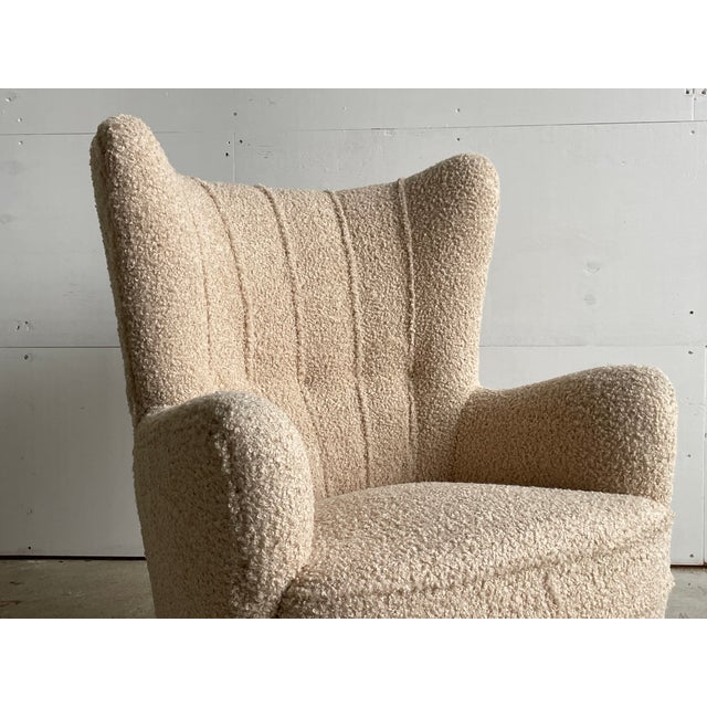 Mid-Century Modern Wingback Lounge Chair in Bouclé by Mogens Lassen for Fritz Hansen, 1950s For Sale - Image 6 of 8