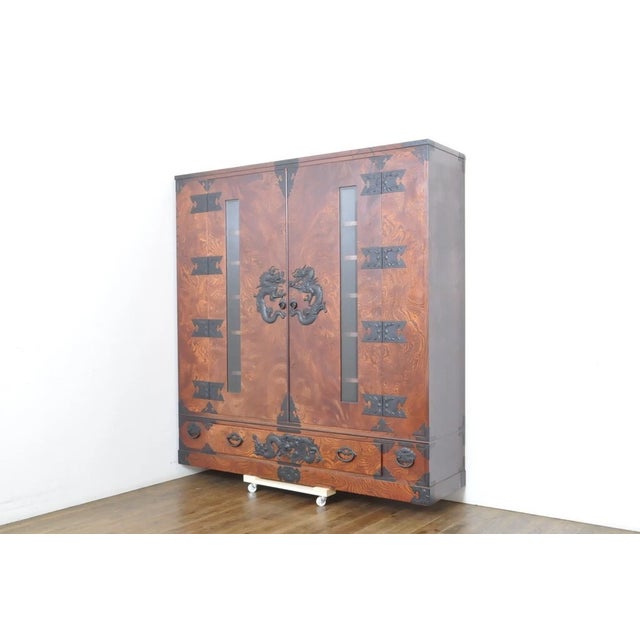 This is a storage shelf made by Iwayado Tansu, which has its origins in the 12th century. The shelves can be removed,...