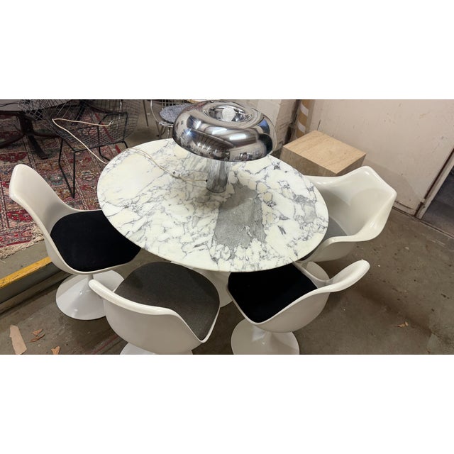 Mid-Century Marble and Fiberglass Tulip Dining Table and Chairs by Eero Saarinen for Knoll International, 1960s, Set of 5 For Sale - Image 9 of 9