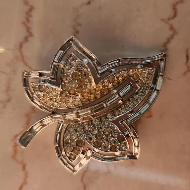 Trifari 1951 Trifari Alfred Philippe Leaf Brooch Diamanté Pavé For Sale - Image 4 of 11