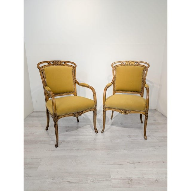 Art Nouveau-style armchair/throne with springs This stylish Art Nouveau armchair with springs is crafted from gold-colored...