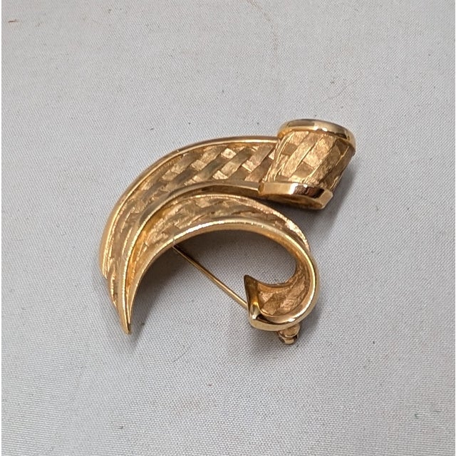 Mid-Century Modern Vintage Signed Crown Trifari Goldtone Woven Ribbon Brooch, 1962 For Sale - Image 3 of 8