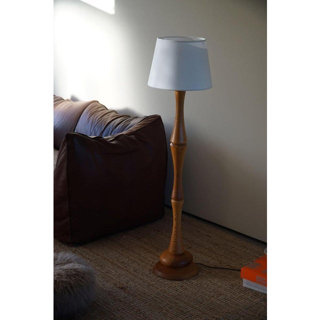 Modern Scandinavian Sculptural Floor Lamp in Pine, 1970s For Sale - Image 4 of 18