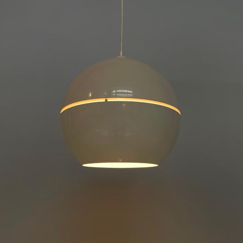 Italian Space Age style Chandelier in white metal, 2000s Chandelier with spherical diffuser in white painted metal. In the...