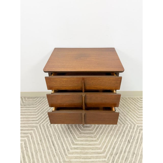 United Furniture MCM Nightstand Intricate Wood Pulls Vintage Bedside Table For Sale In Tampa - Image 6 of 10