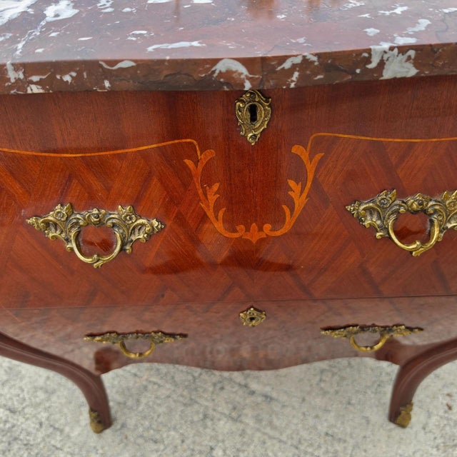 Pair of French Louis XV Style Bombe Commodes Bedside Tables Nightstands For Sale - Image 13 of 16