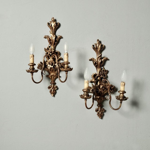 Pair of wonderful Baroque style appliques, Italian artisan production around the middle of the 20th century. Structure in...