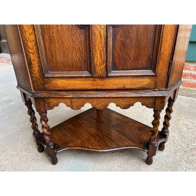 Antique English Tiger Oak Corner Cabinet Barley Twist Jacobean Arts & Crafts For Sale - Image 12 of 18