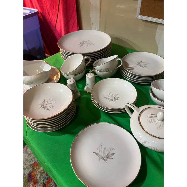 Up for consideration is a beautiful vintage Golden Rhapsody plate set. This would look lovely in your home and it is a...