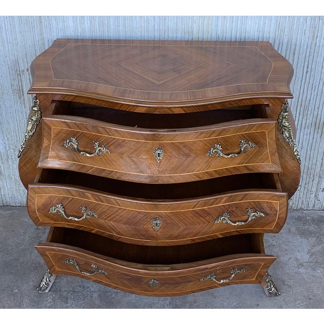 Early 20th Century French Louis XV Style Fine Kingwood and Marquetry Ormolu Mounted Bombe Commode For Sale - Image 4 of 18