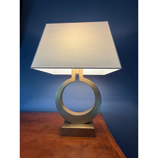 Metal Pair of Gregorius Pineo Circular Base Table Lamps – Holly Hunt Provenance – Sculptural Brass Modernism For Sale - Image 7 of 8