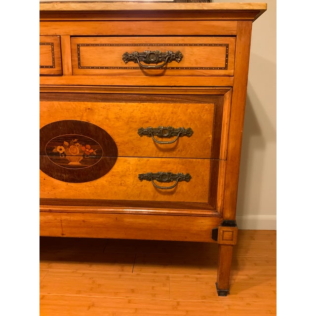 An elegant Northern Italian neoclassical commode in the Louis XVI taste, circa 1890. Panels of honey-toned bird’s-eye...