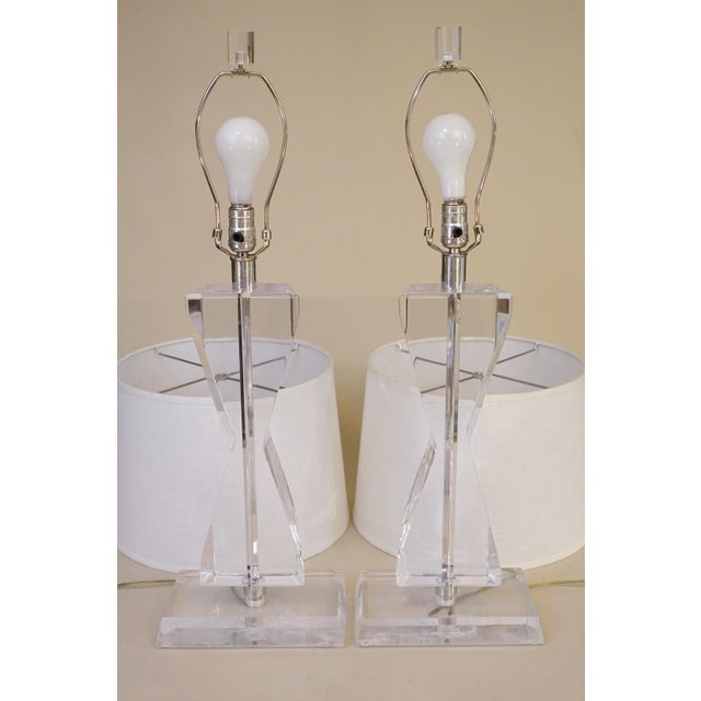 Matched Pair Xlarge Lucite Acrylic Astrolite Ritts Co. Geometric "Hourglass" Futuristic Modern Sculpture Table Lamps 1970's For Sale - Image 11 of 12
