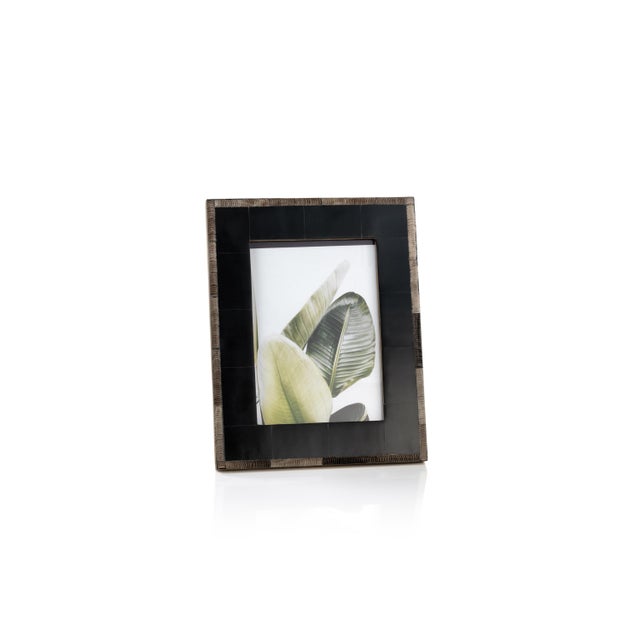 The dramatic markings and variations inherent to natural horn give this eye-catching photo unrivaled character and...