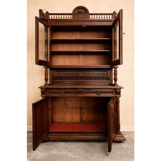 Renaissance-Style Carved Walnut Bookcase 1850, in Good conditions. Designed before 1890