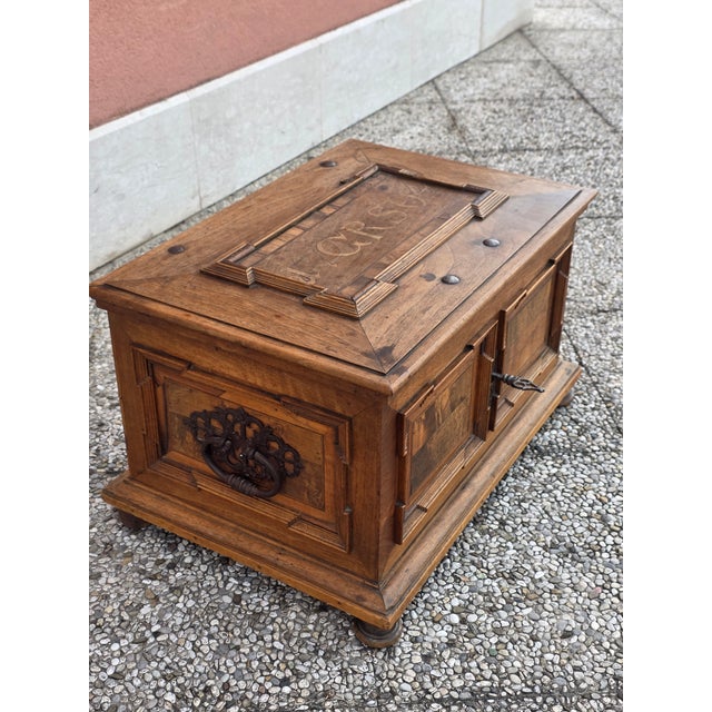 Chest of Drawers in Walnut and Briar with Key, 1703 For Sale - Image 18 of 18