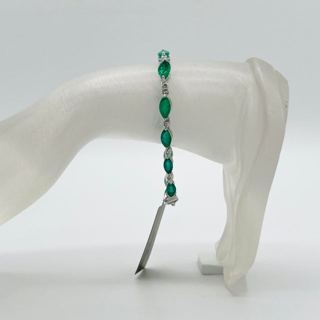 Mid-Century Modern Emerald Marquise and Round Diamond Bracelet in 18k White Gold For Sale - Image 3 of 6