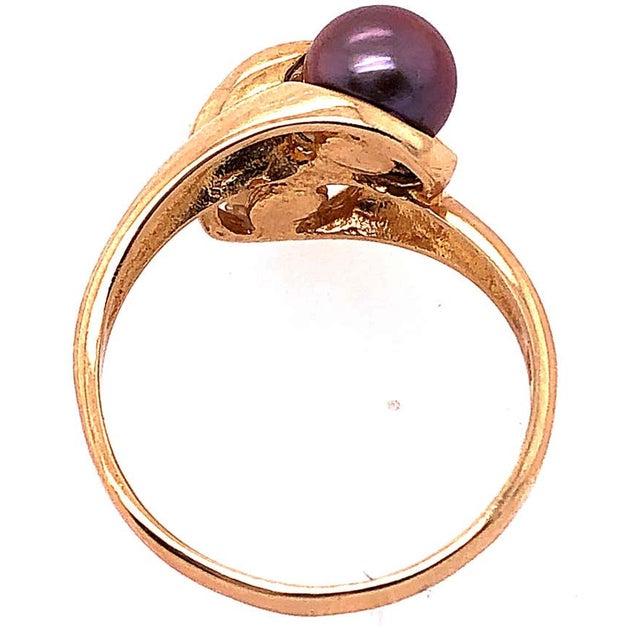 14 Karat Yellow Gold White and Black Cultured Pearl Free Form Ring, Size 9.5 For Sale - Image 4 of 8