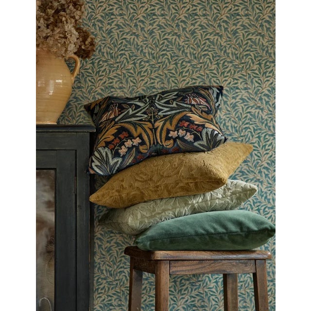 With a luxuriously deep-cut pile Willow Boughs from 1887 is newly interpreted as a delightful velvet. Featuring the...