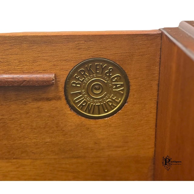 Vintage Berkey & Gay Traditional Chippendale Style Mahogany Vanity & Mirror For Sale - Image 9 of 10