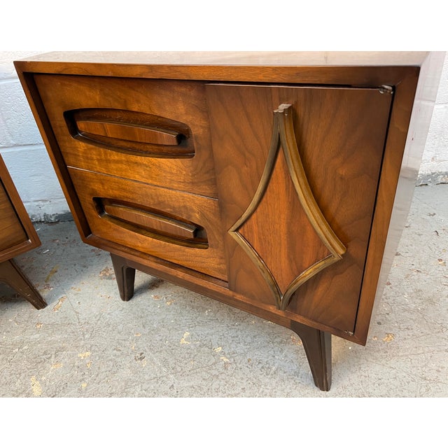 Mid 20th Century Pair of Vintage Sculpted Walnut Nightstands by Young Mfg., Attributed For Sale - Image 5 of 16