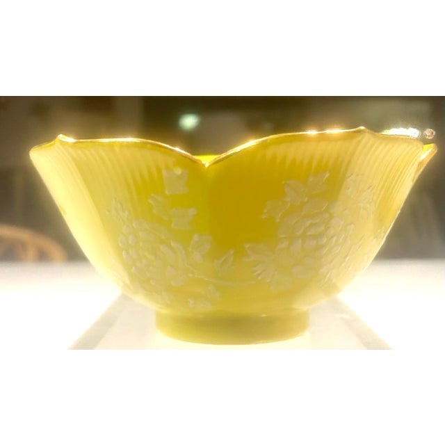 Japanese Mid 20th Century Chinoiserie Yellow Lotus Shaped Bowl With Gold Trim For Sale - Image 3 of 9