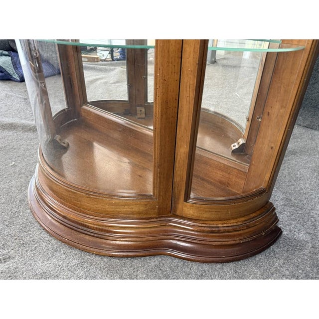 Late 20th Century Pulaski Furniture Co. Bombe Front Curio Cabinet For Sale - Image 12 of 14