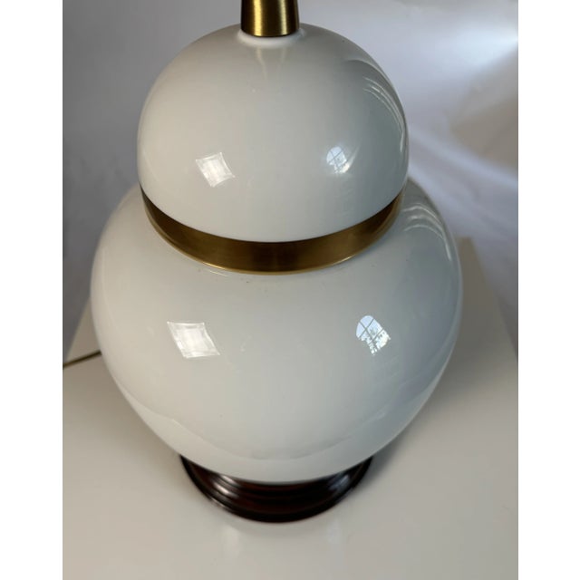 American 1980s Marbro White/Gold Ginger Jar Table Lamp For Sale - Image 3 of 9