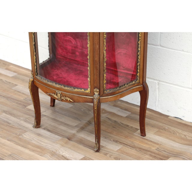 Gold 19th Century French Louis XV Vitrine Curio Cabinet With Marble Top & Ormolu For Sale - Image 8 of 18