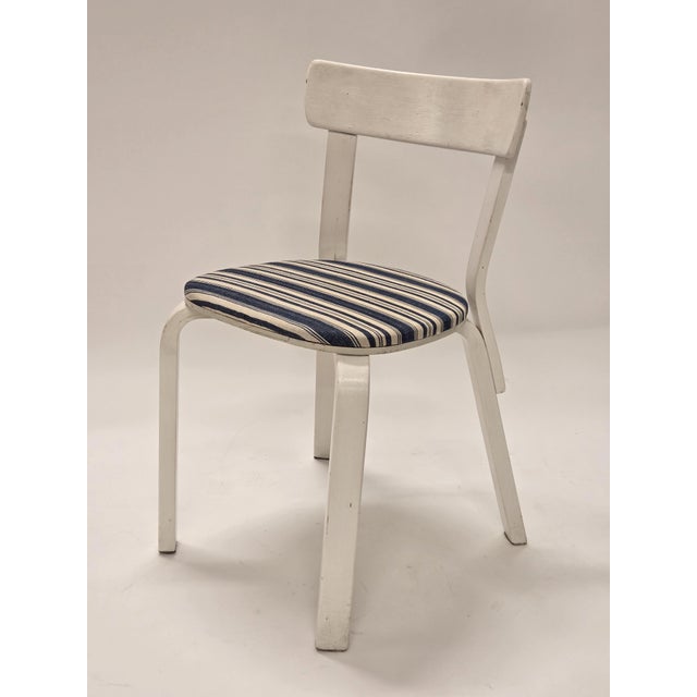 Artek chair model 69 with rare sandwich structure in the seat, designed by Alvar Aalto. The chair is from around 1940s....