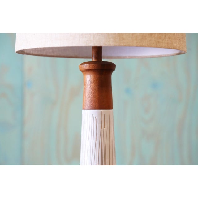 Gordon & Jane Martz 1960s Jane and Gordon Martz Table Lamp M165 Marshall Studios Matte White Tan Incising Walnut For Sale - Image 4 of 9