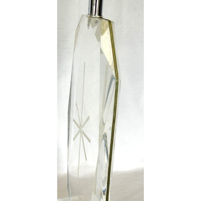 Vintage Lucite Gem Edge Faceted Table Lamp With Starburst Etching For Sale - Image 14 of 16