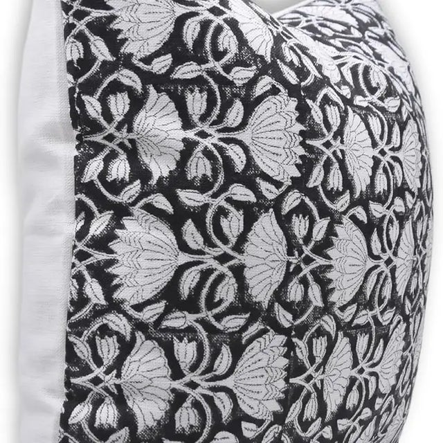 The natural texture of the linen provides an elegant base for the Ulta Kamal motif, while an invisible zipper keeps the...