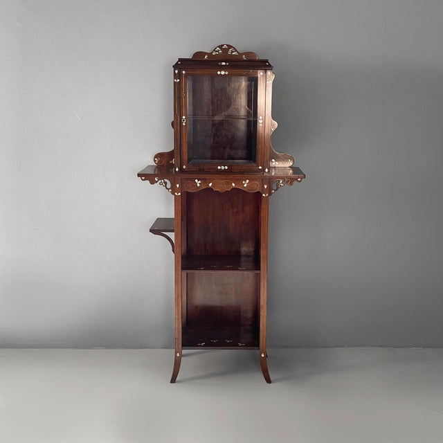 Italian Art Deco display cabinet in wood and glass, 1930s Display cabinet or etagere with wooden frame and light wood...