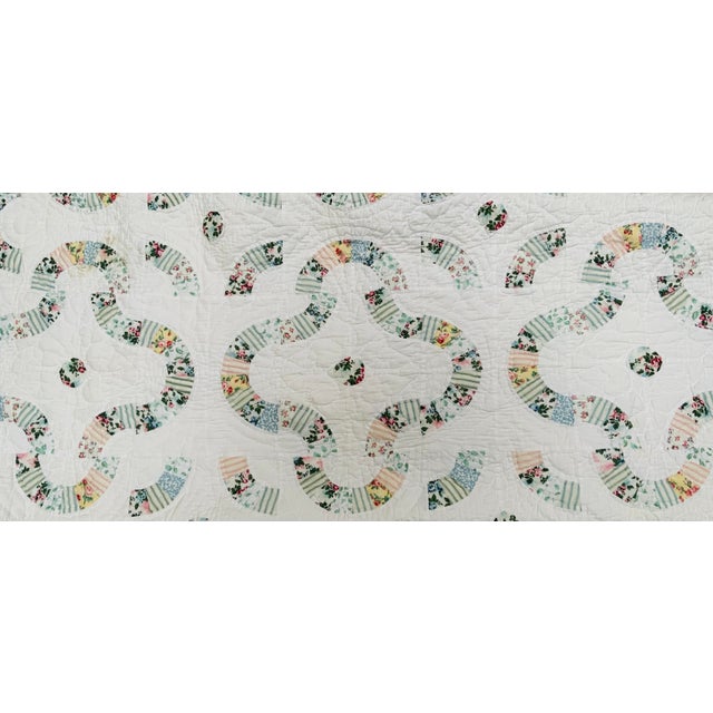 1940s Vintage All-Cotton Hand-Stitched Double Wedding Ring Scalloped Quilt For Sale - Image 10 of 18