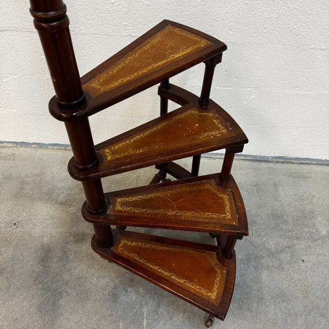Spiral Library Staircase – Regency Style – Mahogany & Gilt Leather An elegant four-step spiral library staircase in the...