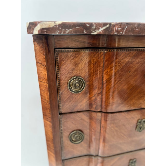 20th Century Transition Chest of Drawers in Elm and Amaranth Veneer For Sale - Image 9 of 17