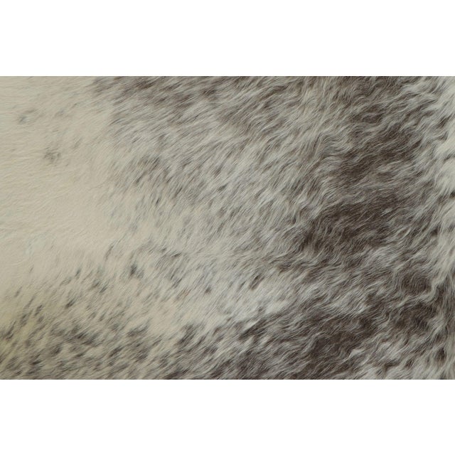 This 6x8 contemporary cowhide rug is an exciting new addition to Rug & Kilim’s Modern collection—a naturally shaped animal...