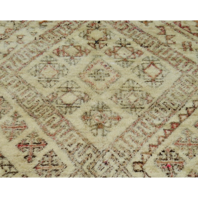 Textile 1970s Vintage Moroccan Beni Ourain Rug - 5' x 10'2" For Sale - Image 7 of 11