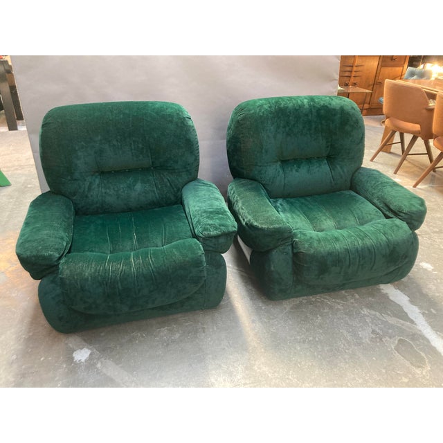 Sumptuous lounge chairs in lively green velvet and aluminum details, made in Italy in the 70s. Unknown maker. Good...