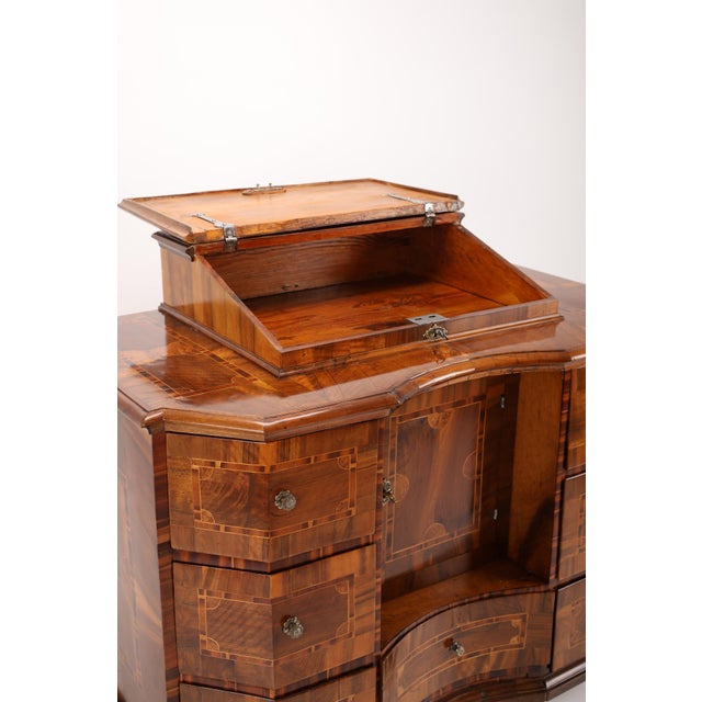 Baroque Chest of Drawers in Walnut, 1760 For Sale - Image 6 of 15