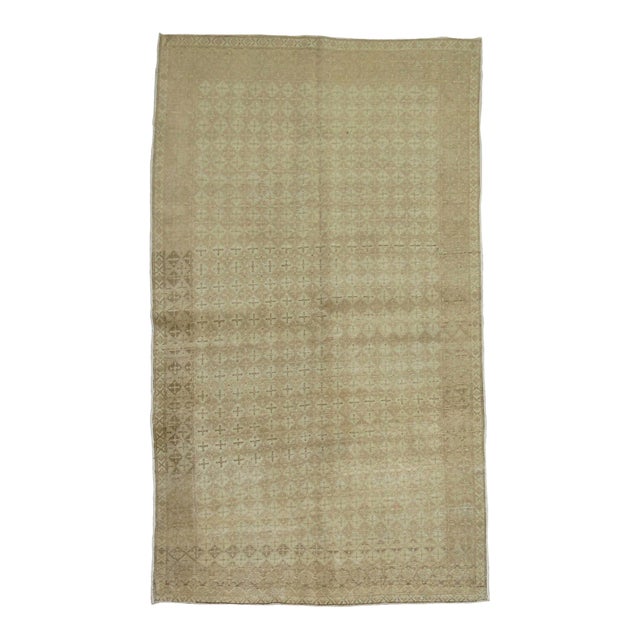 Neutral Mid 20th Century Turkish Rug - 4'3" x 6'8" For Sale