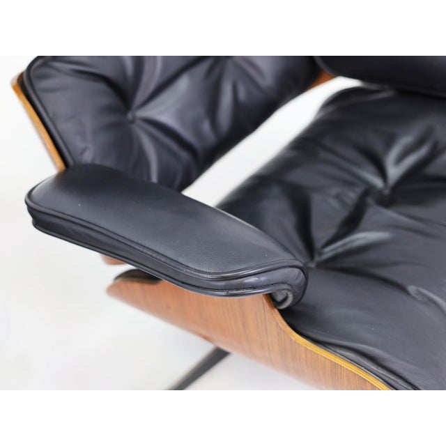 Set of Model 670 Lounge Chair and Ottoman in Rosewood and Black Leather by Charles & Ray Eames for Herman Miller, USA, 1956 For Sale - Image 10 of 17