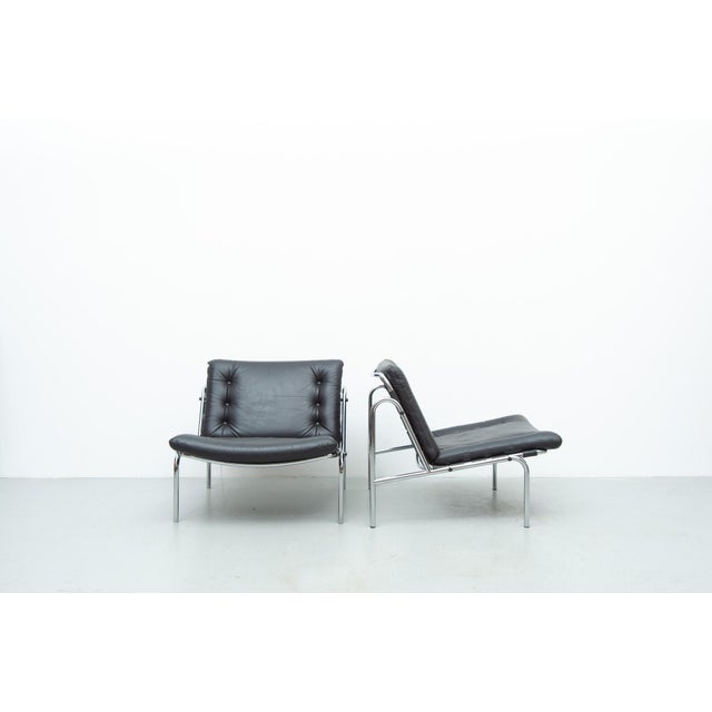 The Osaka leather armchair, model SZ077/Nagoya 1, was designed in 1969 by Martin Visser for the Dutch furniture...